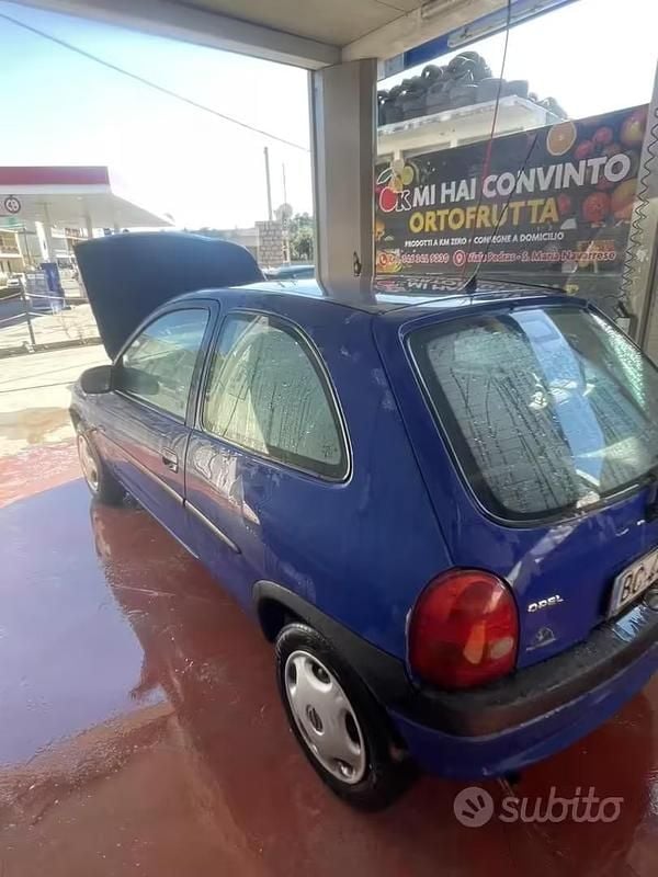 Usado Opel Corsa 54 HP (39 kW) 1999 Azul Sedan