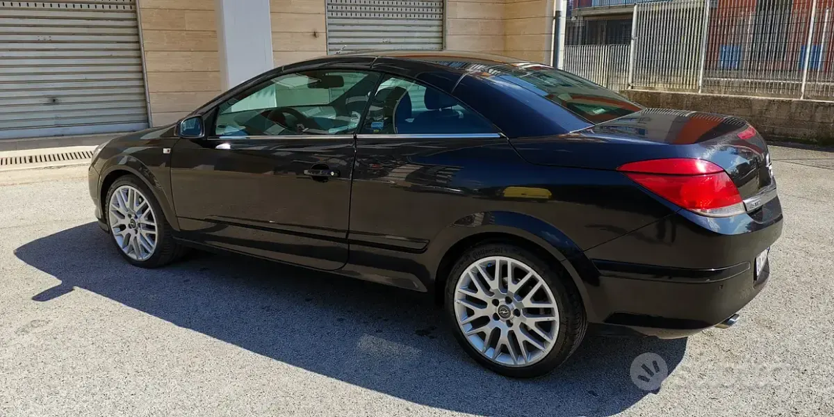 Usata Opel Astra 150 CV (110 kW) 2008 Nero Cabrio