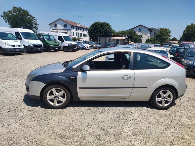 Usata Ford Focus 90 CV (66 kW) 2006 Grigio Coupé