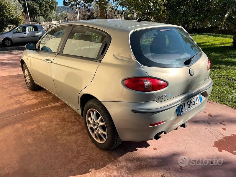 Usata Alfa Romeo 147 105 CV (77 kW) 2002 Grigio Utilitaria