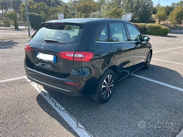 Nero Usata 2022 Mercedes B180 Monovolume | 23.500 € - Immagine 1/4