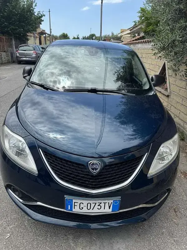 Usata Lancia Ypsilon Silver 69 CV (50 kW) 2017 Bluazzurro Utilitaria