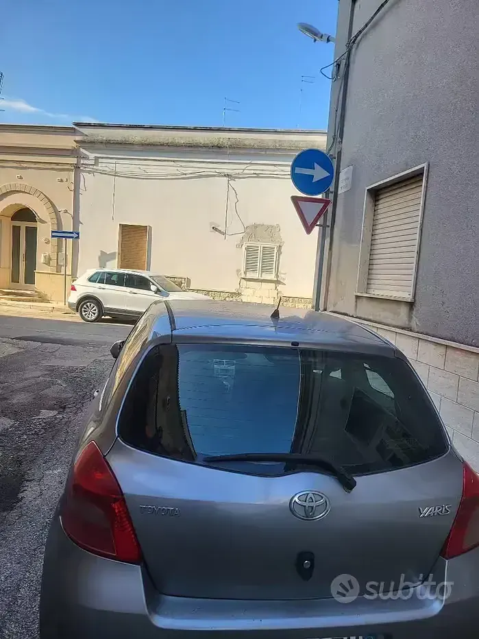 Usata Toyota Yaris 86 CV (63 kW) 2006 Grigio Berlina