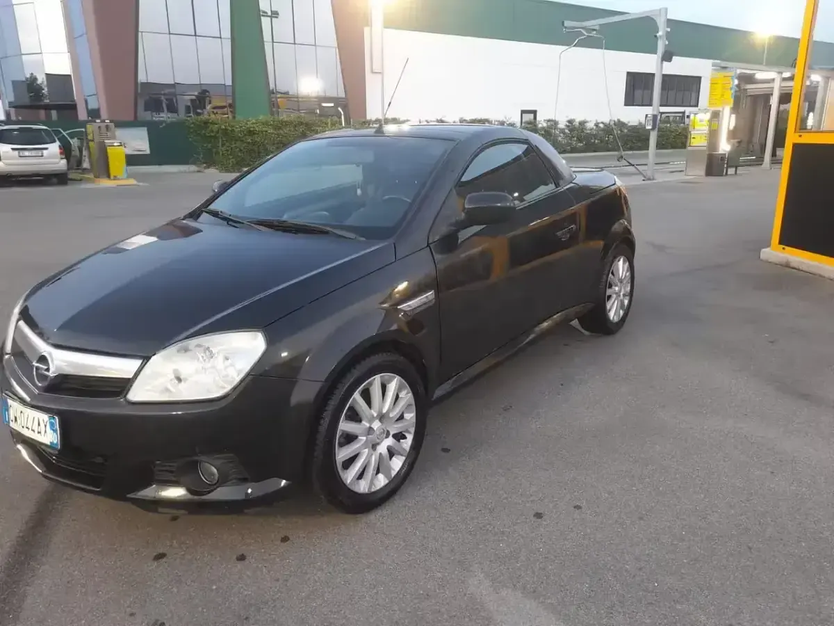 Usata Opel Tigra Edition 89 CV (65 kW) 2005 Nero Cabrio