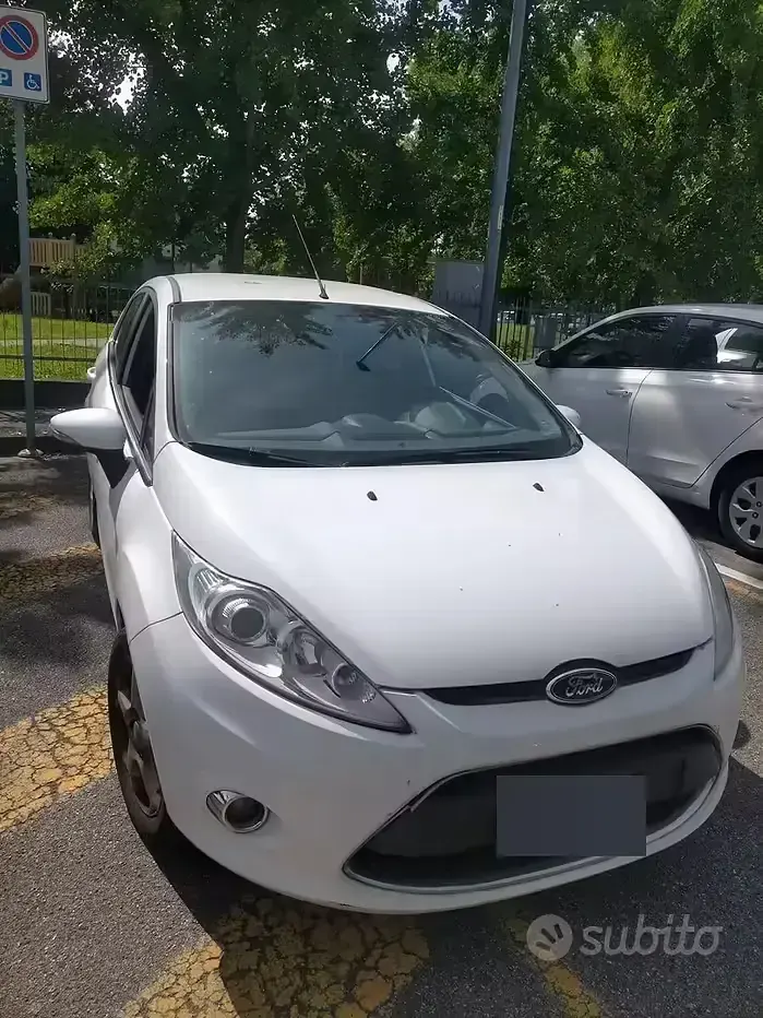 Usata Ford Fiesta Titanium 70 CV (51 kW) 2011 Bianco Berlina