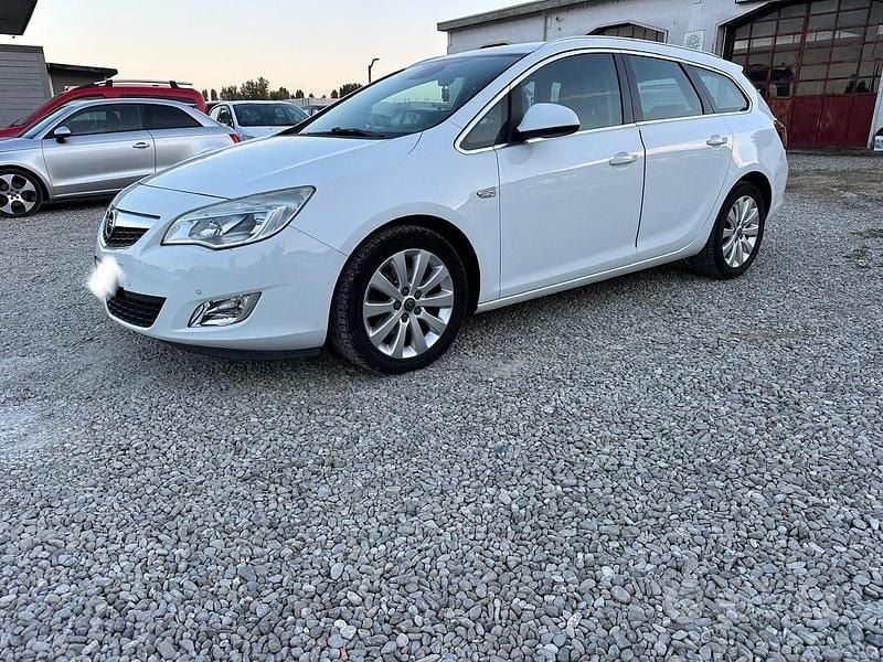 Usata Opel Astra Cosmo 110 CV (80 kW) 2011 Bianco Station wagon