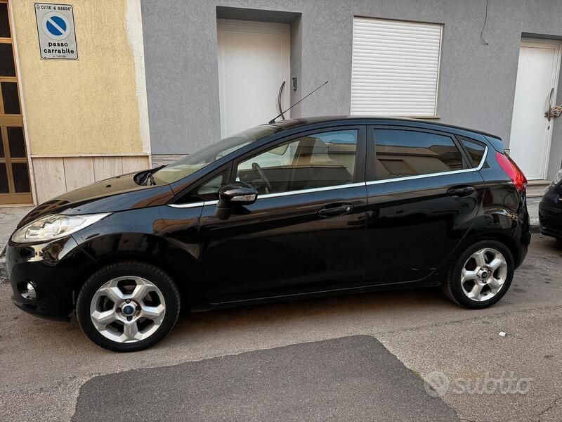 Usata Ford Fiesta Titanium 75 CV (55 kW) 2011 Nero Utilitaria