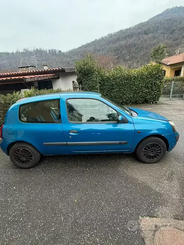 Usata Renault Clio II 75 CV (55 kW) 2001 Berlina