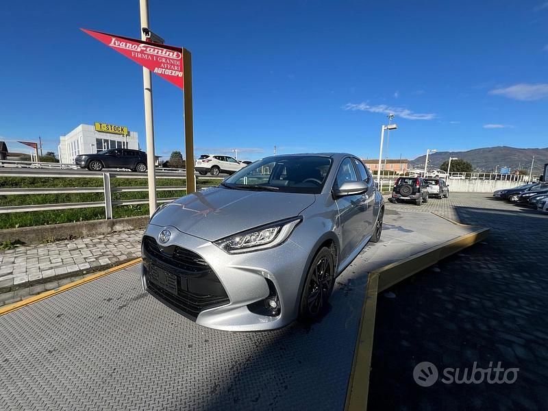 Nuova Toyota Yaris Hybrid Trend 115 CV (84 kW) 2025 Grigio Berlina