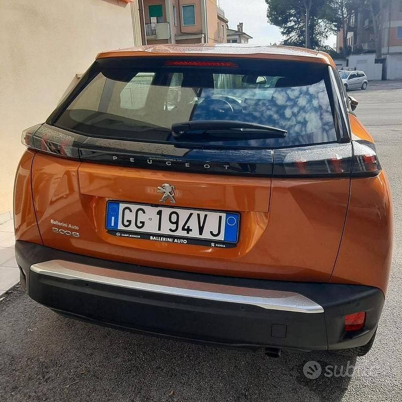 Usata Peugeot 2008 Active 102 CV (75 kW) 2022 Arancione SUV
