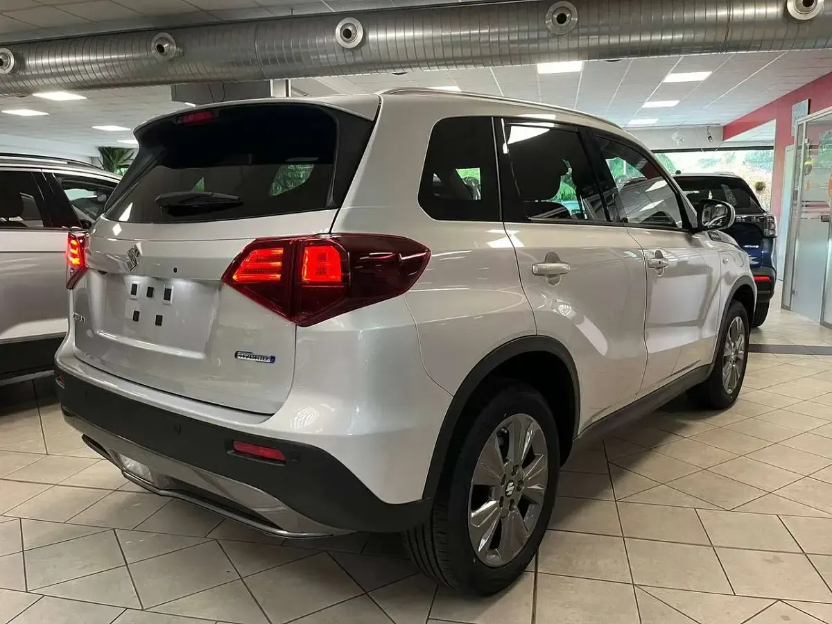 Usata Suzuki Vitara 110 CV (80 kW) 2025 Argento SUV