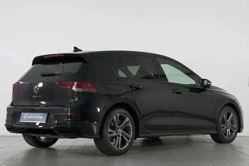 Usata VW Golf VIII R-line 131 CV (96 kW) 2022 Nero Utilitaria