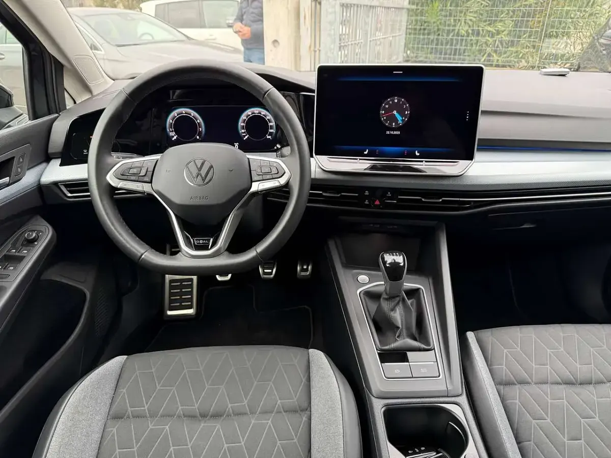Usado VW Golf VIII 116 CV (85 kW) 2025 Gris Berlina