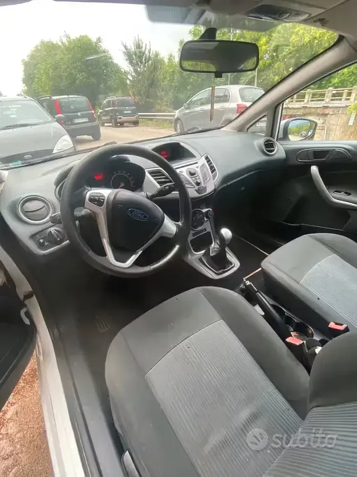 Usata Ford Fiesta 70 CV (51 kW) 2011 Bianco Berlina