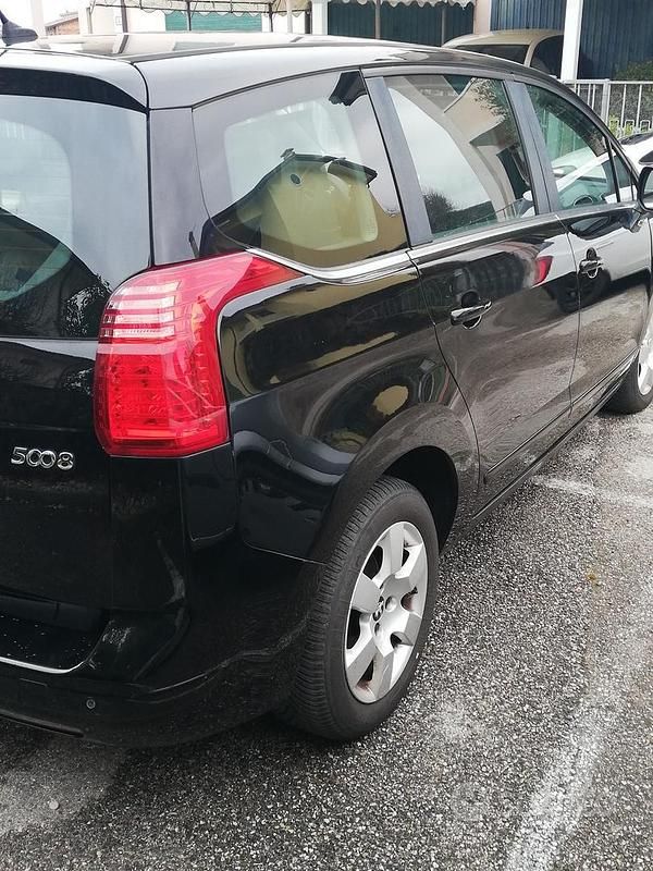 Usata Peugeot 5008 115 CV (84 kW) 2015 Nero Monovolume