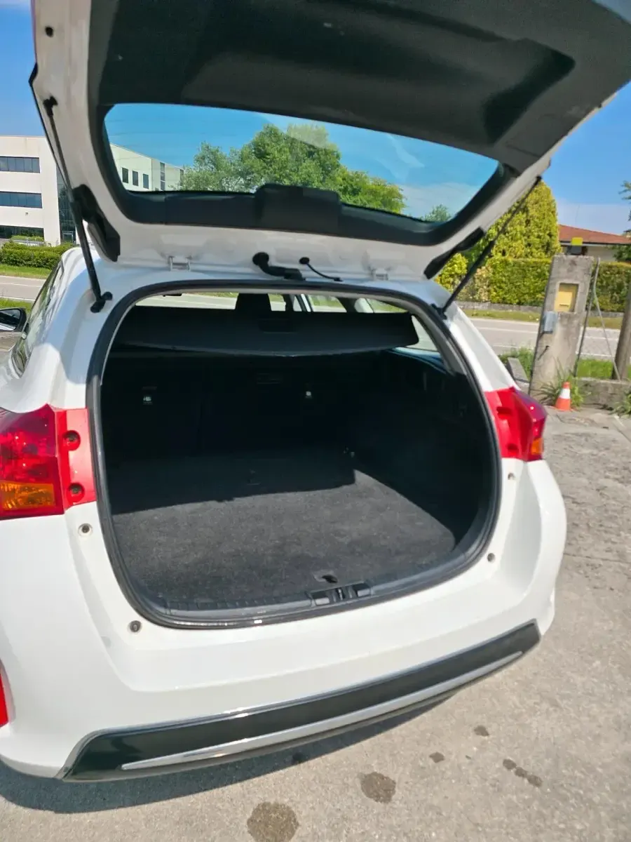 Usata Toyota Auris 89 CV (65 kW) 2014 Bianco Station wagon