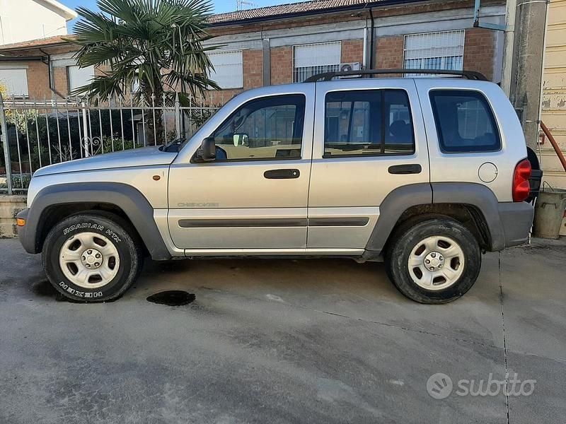 Usata Jeep Cherokee Sport 150 CV (110 kW) 2004 Argento SUV