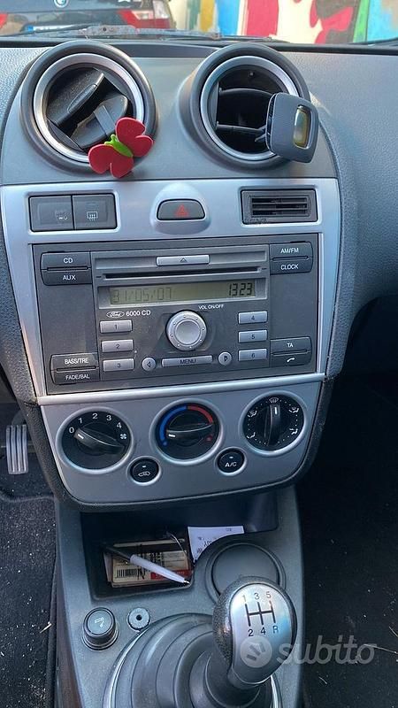 Usata Ford Fiesta 90 CV (66 kW) 2007 Grigio Utilitaria