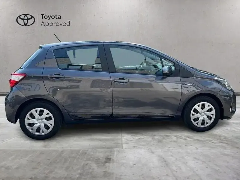 Usata Toyota Yaris Hybrid Active 73 CV (53 kW) 2018 Grigio Berlina