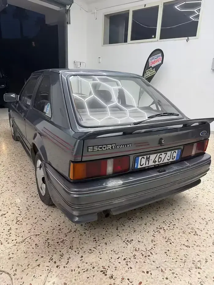 Usata Ford Escort 60 CV (44 kW) 1988 Grigio Berlina