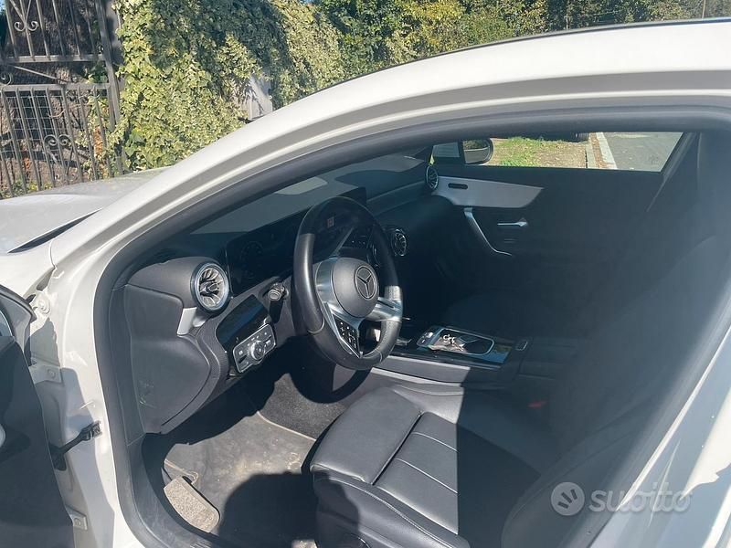 Bianco Usata 2023 Mercedes A180 Due volumi | 25.000 € - Immagine 1/4