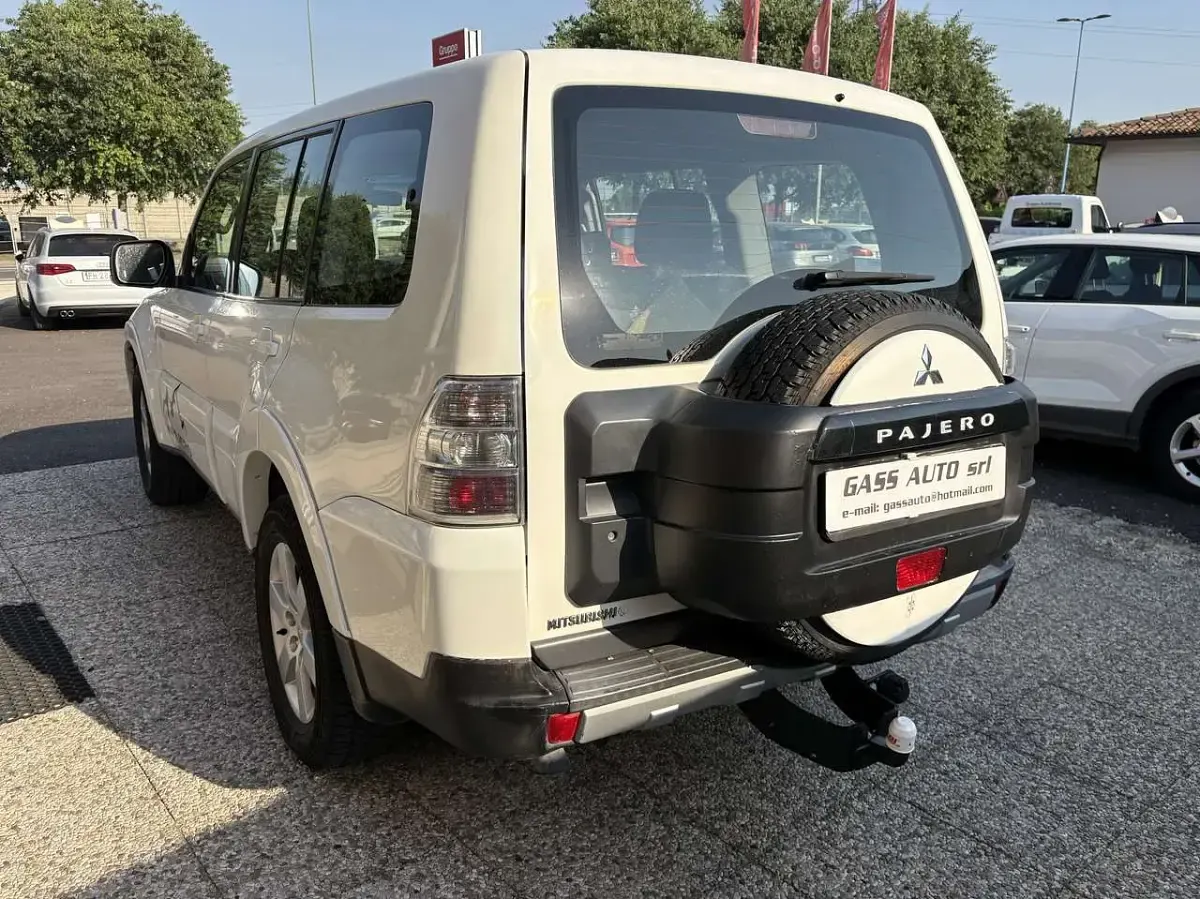 Usata Mitsubishi Pajero Intense 160 CV (117 kW) 2007 Bianco SUV