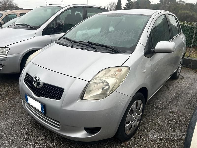 Usata Toyota Yaris Sol 69 CV (50 kW) 2007 Grigio Berlina
