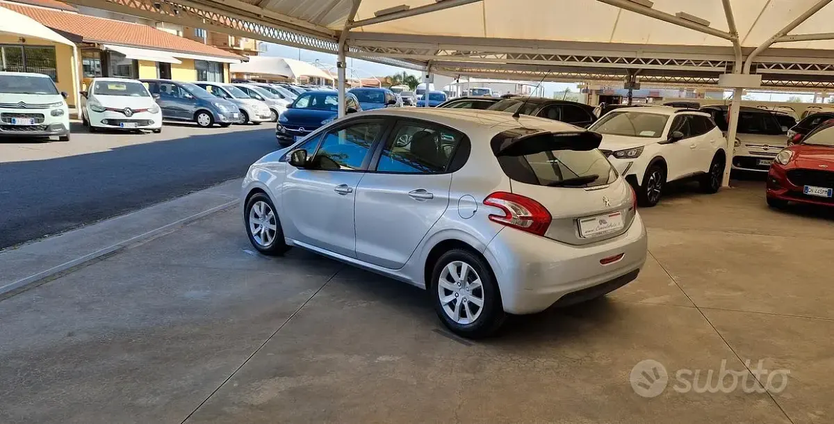 Usata Peugeot 208 68 CV (50 kW) 2012 Grigio Utilitaria