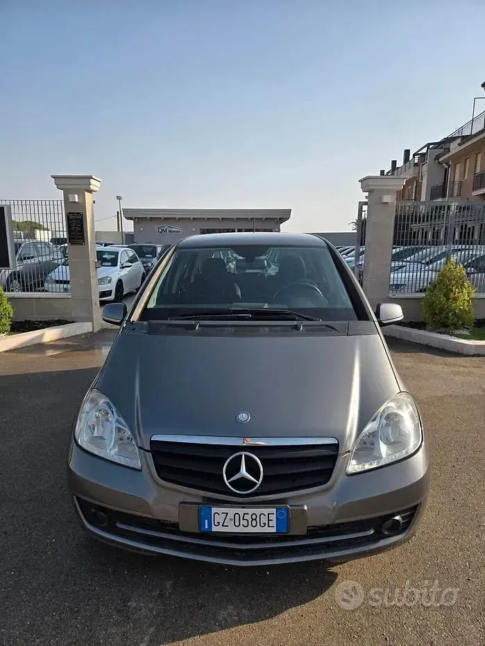 Usata Mercedes A180 109 CV (80 kW) 2011 Grigio Utilitaria