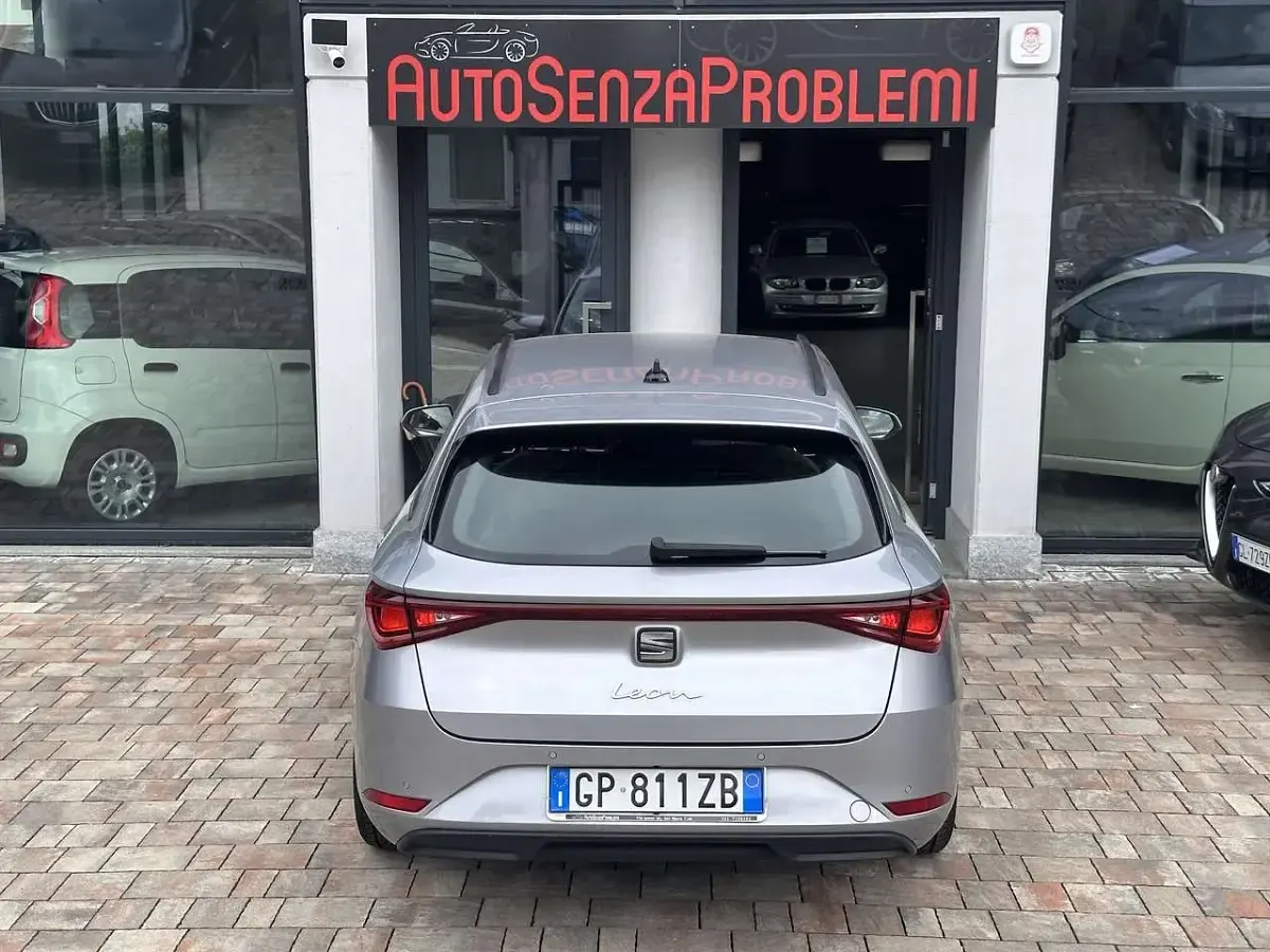 Usado Seat Leon 150 HP (110 kW) 2023 Prateado Carrinha