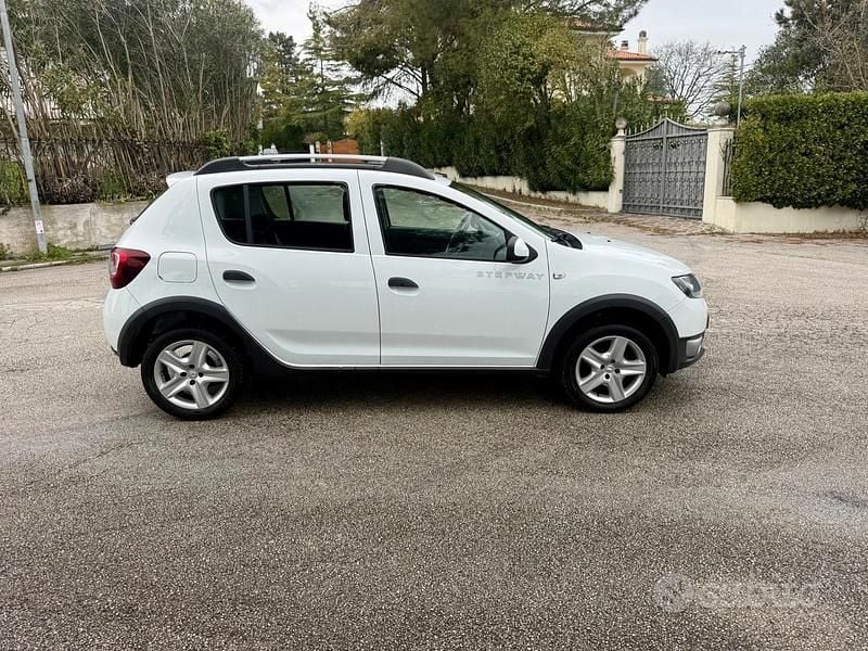 Usata Dacia Sandero Stepway 90 CV (66 kW) 2015 Bianco Berlina