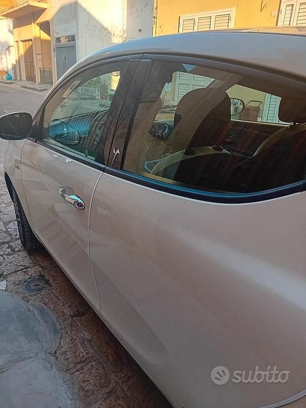 Usata Lancia Ypsilon 95 CV (69 kW) 2016 Bianco Utilitaria