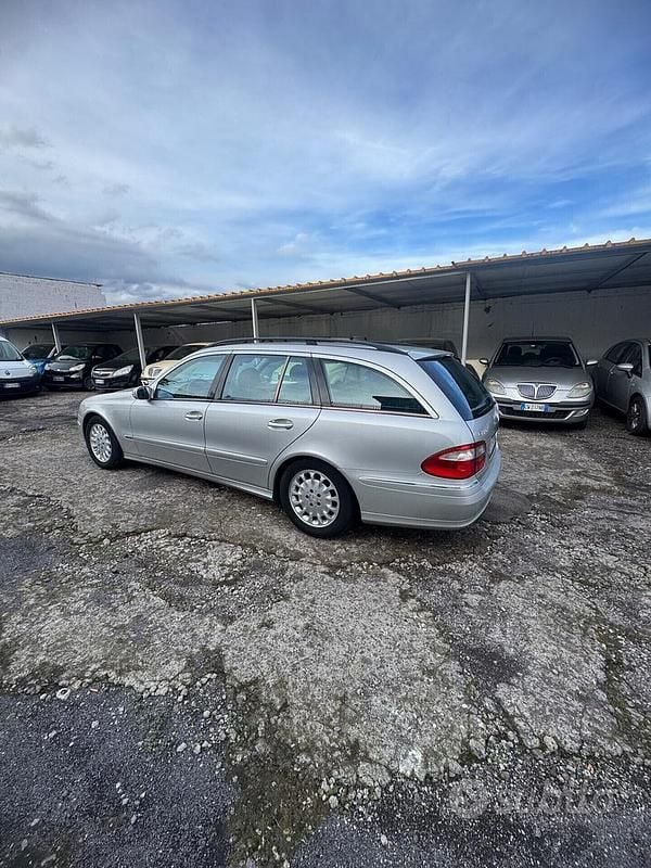 Usata Mercedes E270 Avantgarde 176 CV (129 kW) 2004 Grigio Station wagon