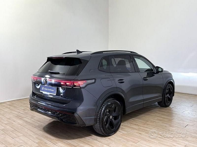 Usata VW Tiguan R-line 150 CV (110 kW) 2024 Grigio urano SUV