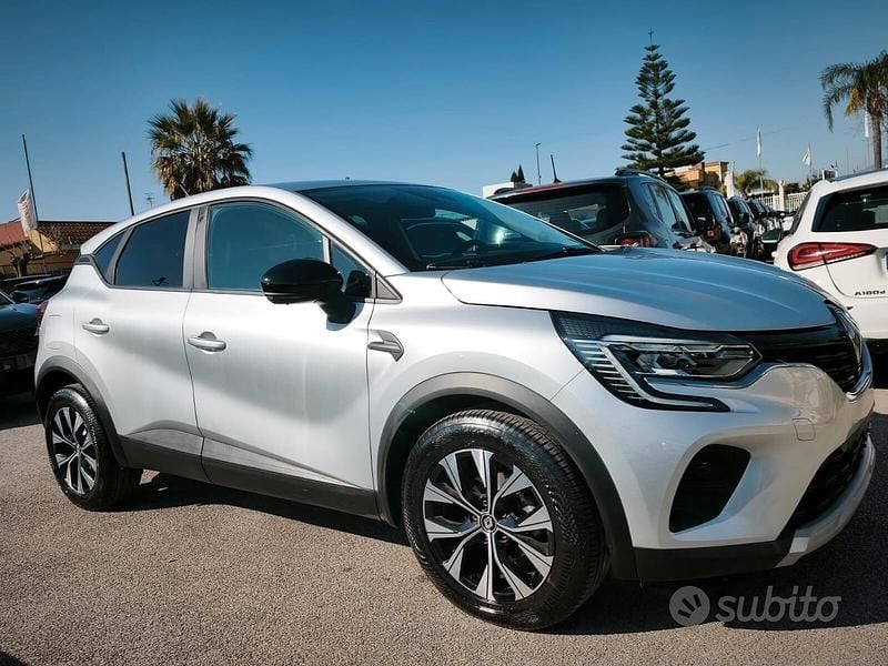 Usata Renault Captur Business 101 CV (74 kW) 2022 Grigio SUV