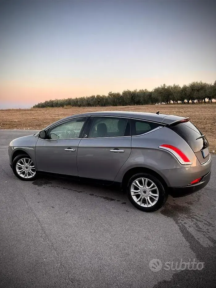 Usata Lancia Delta 90 CV (66 kW) 2013 Grigio Utilitaria