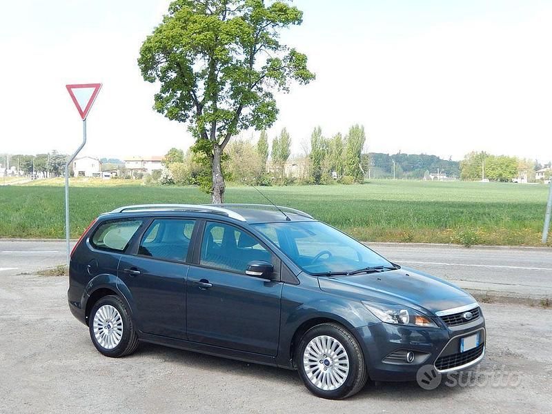 Usata Ford Focus 109 CV (80 kW) 2010 Grigio Station wagon