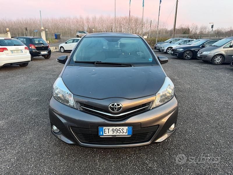 Usata Toyota Yaris Lounge 69 CV (50 kW) 2014 Grigio Berlina