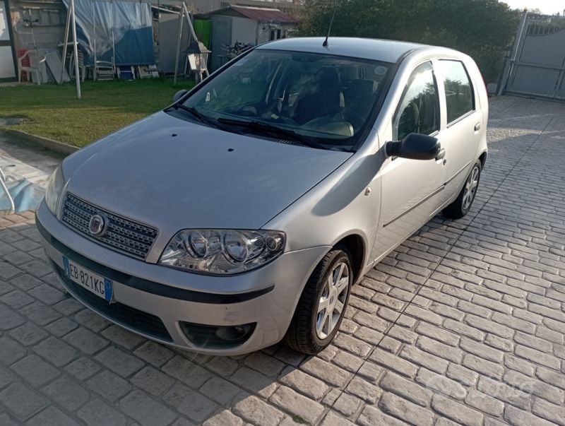 Usata 2010 Fiat Punto Classica Due volumi | 2500 € (Buon prezzo) - Immagine 1/4