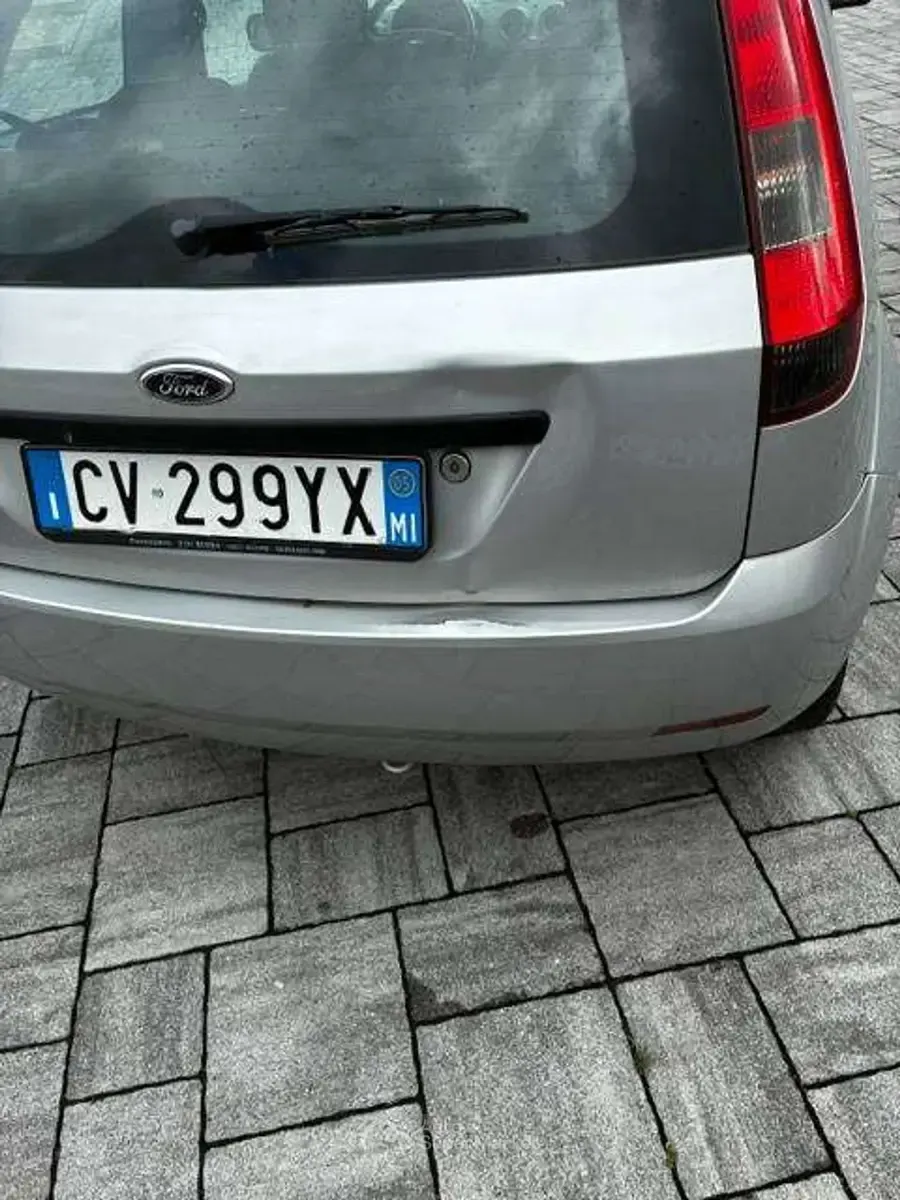 Usado Ford Fiesta Ambiente 75 HP (55 kW) 2005 Prateado Citadino
