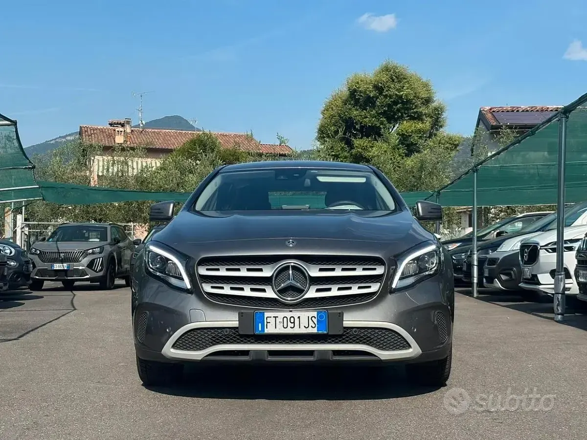 Usata Mercedes GLA200 Business 136 CV (100 kW) 2017 Grigio SUV