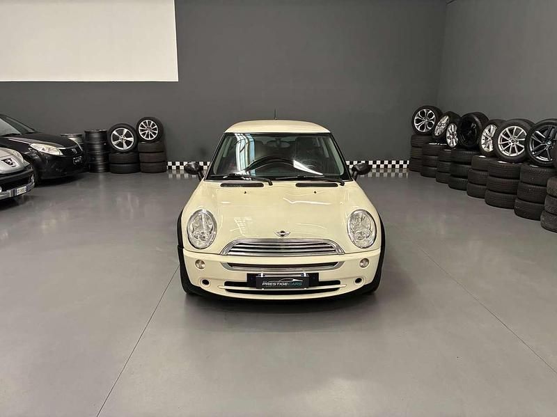 Begagnad Mini ONE 90 HK (66 kW) 2005 Vit Halvkombi