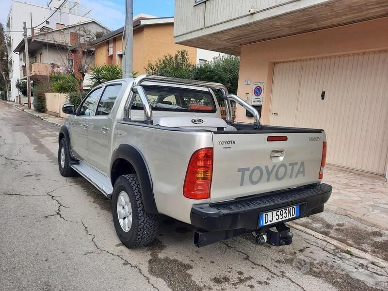 Usata Toyota HiLux 143 CV (105 kW) 2008 Grigio Pick-up