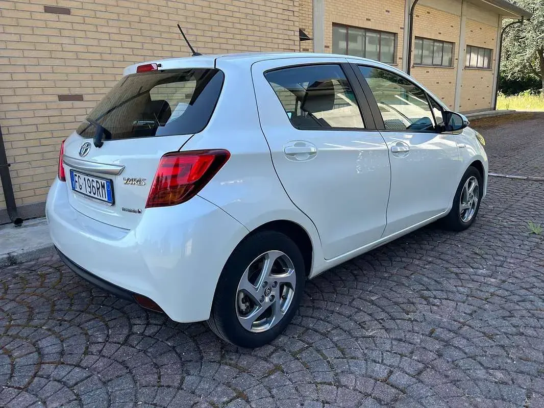 Usata Toyota Yaris Hybrid Active 73 CV (53 kW) 2016 Bianco Berlina