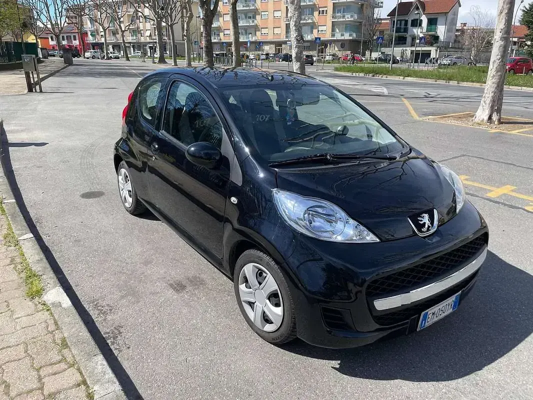 Usata Peugeot 107 Active 68 CV (50 kW) 2012 Nero Utilitaria