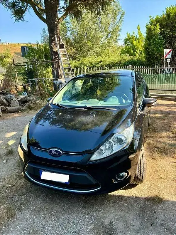 Usata Ford Fiesta 68 CV (50 kW) 2010 Nero Berlina