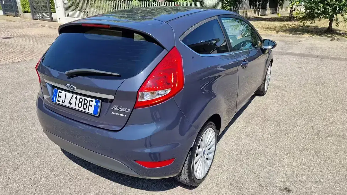 Usata Ford Fiesta Titanium 82 CV (60 kW) 2011 Bluazzurro Berlina