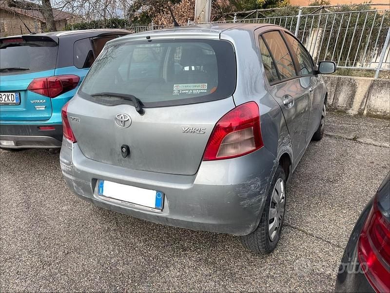 Usata Toyota Yaris Sol 87 CV (63 kW) 2007 Argento Utilitaria