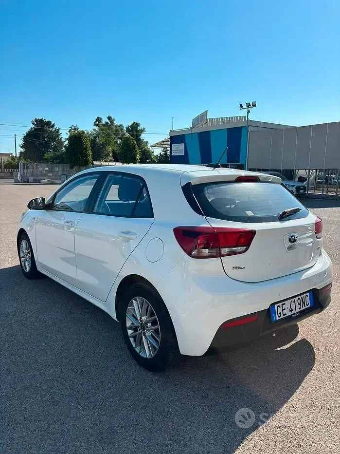 Usata Kia Rio 82 CV (60 kW) 2021 Bianco Berlina