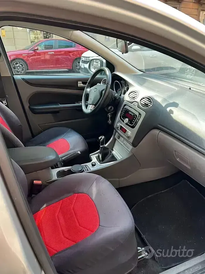 Usata Ford Focus 115 CV (84 kW) 2010 Grigio Station wagon